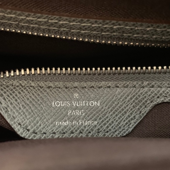 Louis Vuitton Taiga Leather Roman Messenger Bag MM - Picture 6 of 8